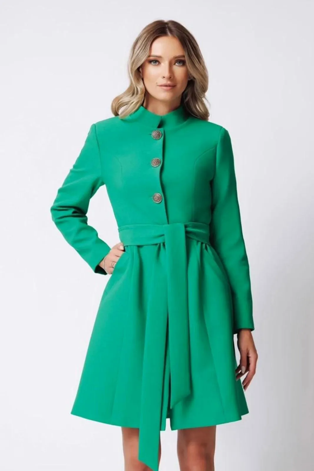 Cappotto trench verde Artista a collo alto con tasche e bottoni decorativi accessoriato con cintura in tessuto