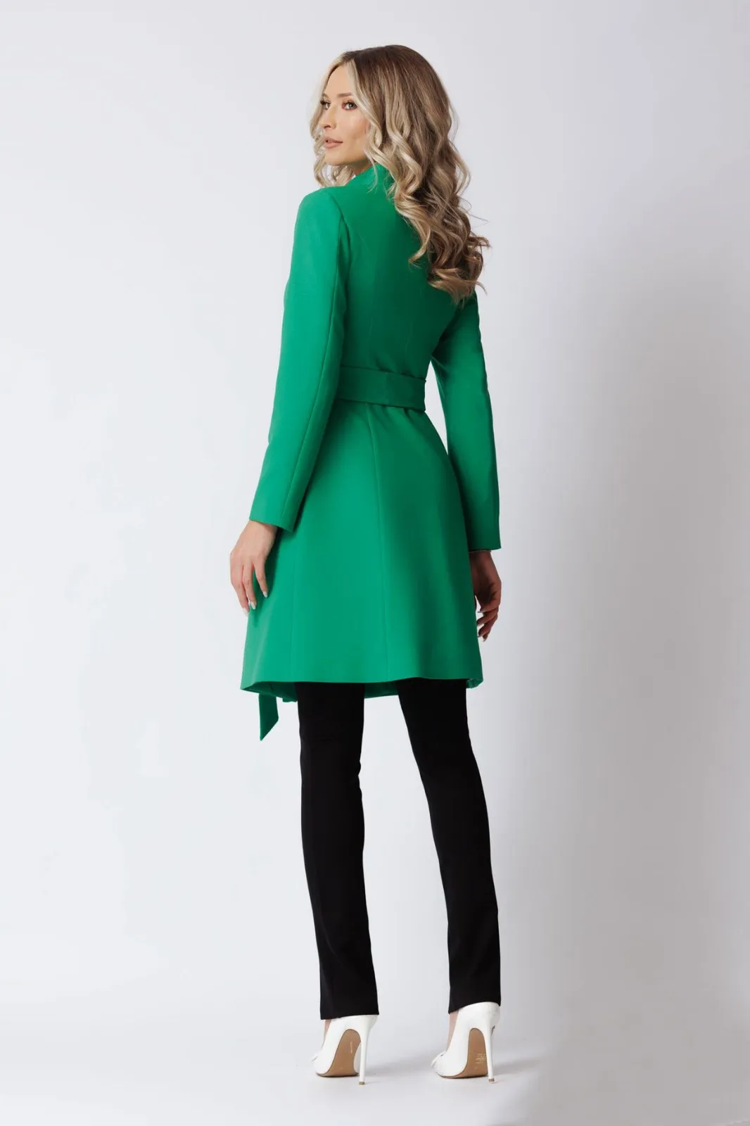 Cappotto trench verde Artista a collo alto con tasche e bottoni decorativi accessoriato con cintura in tessuto